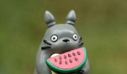 小熊虫吃瓜手办,萌趣盎然，童趣无限