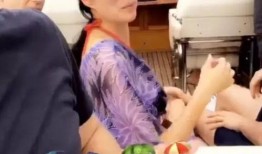 和男友分享吃瓜