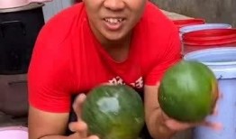 小伙吃瓜失败,揭秘吃瓜界的“坑”与“乐”