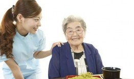 老人吃瓜文案简短,揭秘老人吃瓜的趣味时光