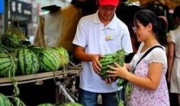 台前卖衣服吃瓜,卖衣吃瓜，共享夏日休闲时光