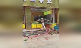 夫妻打架路人吃瓜,路人围观成“吃瓜群众”现场