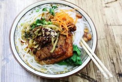 吃瓜现场吃面,面香四溢的温馨瞬间