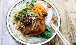 吃瓜现场吃面,面香四溢的温馨瞬间