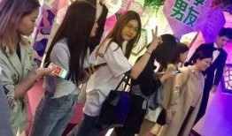 和男友分享吃瓜