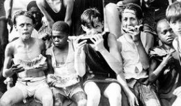 吃瓜群众路边拍摄,吃瓜群众捕捉的市井百态