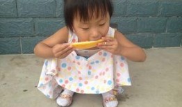 小孩吃瓜图片大全,宝宝吃瓜瞬间，甜蜜滋味定格